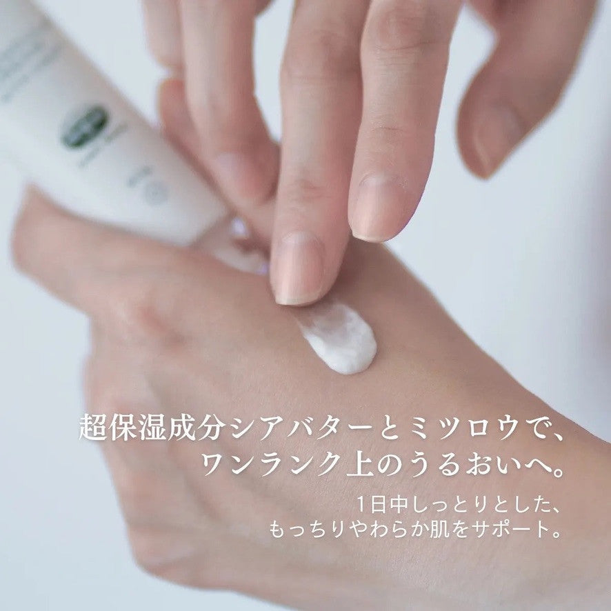 CBDカレンデュラクリームを手の甲に塗る使用イメージと保湿の紹介