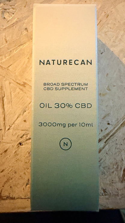 現物の正面ラベル：CBD濃度30%、3000mg per 10ml