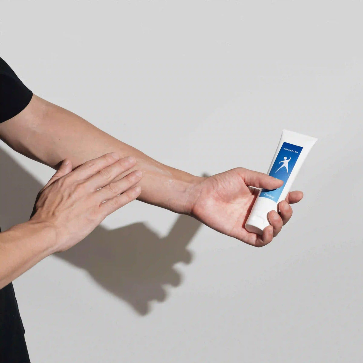 Naturecan CBDエネルギーバームを腕の肌になじませる使用イメージ