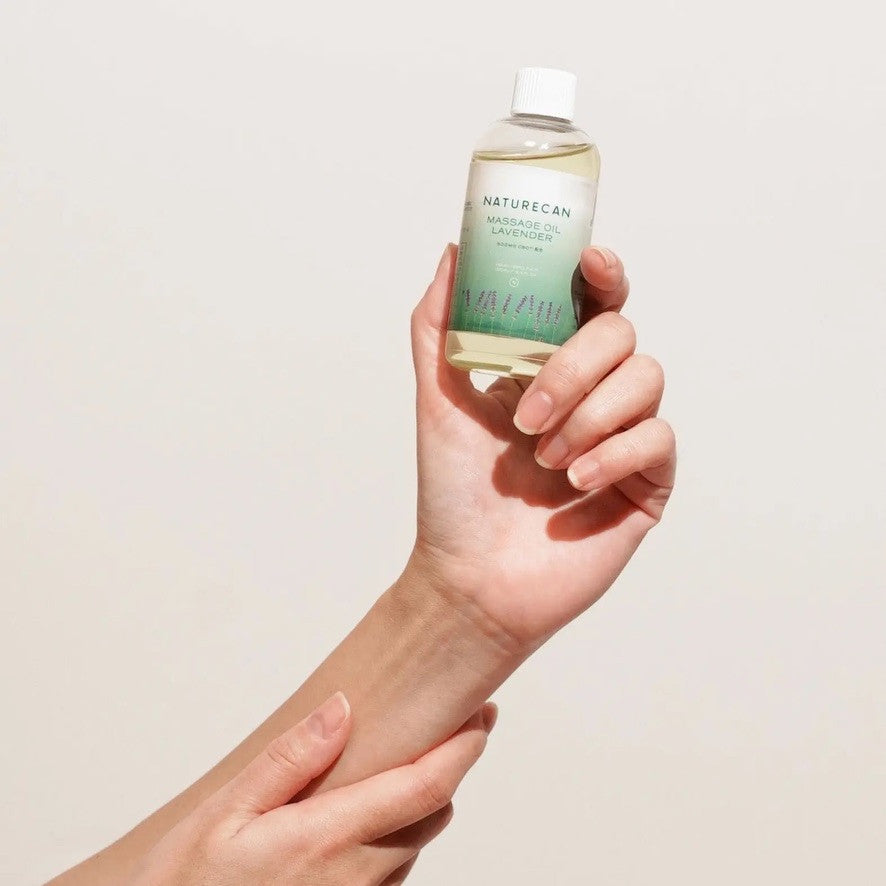 Naturecan CBDラベンダーマッサージオイル100mlを手に持った使用イメージ