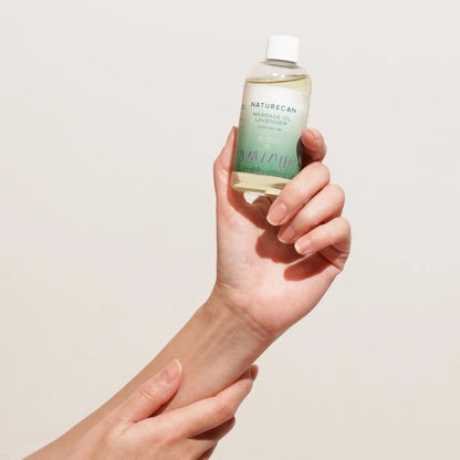 Naturecan CBDラベンダーマッサージオイル100mlを手に持った使用イメージ